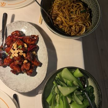 Lo Kee - Lo mein (top), kung Pao chicken (middle), bok choy (bottom) - Asian Fusion Near Me - Atlanta, Georgia Lo Kee - Lo mein (top), kung Pao chicken (middle), bok choy (bottom) - Asian Fusion Near Me - Atlanta, Georgia