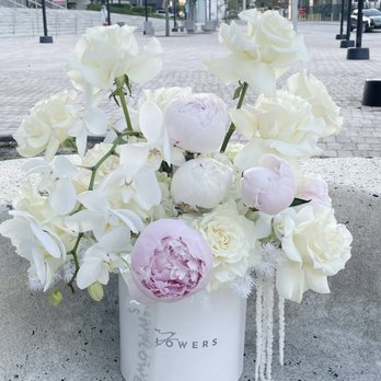 My Flowers - Pure Elegance Box: size regular (smallest size option) - Florists Near Me - Hollywood, Florida My Flowers - Pure Elegance Box: size regular (smallest size option) - Florists Near Me - Hollywood, Florida