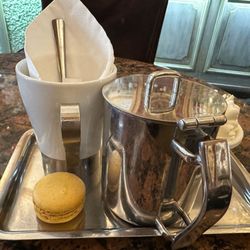 Grand Café des Négociants - Hot Chocolate set up