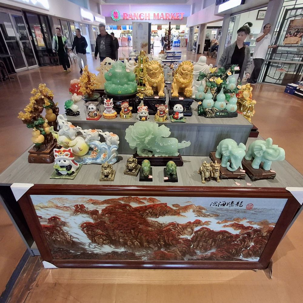 Great Wall Shopping Mall - Display of Beautiful items to choose from - Shopping Centers Near Me - Kent, Washington