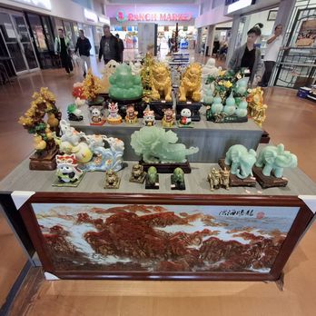 Great Wall Shopping Mall - Display of Beautiful items to choose from - Shopping Centers Near Me - Kent, Washington