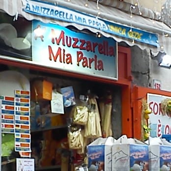 A Mozzarella Mia Parla - La facciata esterna del negozio è un'esplosione di colori - Specialty Food Near Me - Naples, NA A Mozzarella Mia Parla - La facciata esterna del negozio è un'esplosione di colori - Specialty Food Near Me - Naples, NA