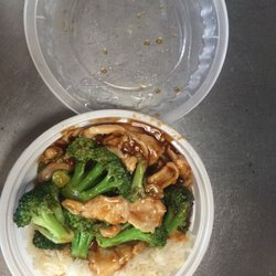 Hunan Royal Restaurant - Chicken with broccoli lunch special,simple food