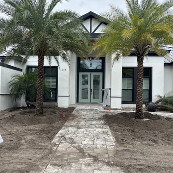 Fresh cut lawncare - palm trees in front of a house - Lawn Services Near Me Fresh cut lawncare - palm trees in front of a house - Lawn Services Near Me