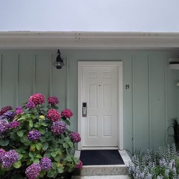 Seafoam Lodge - pretty plants and flowers throughout the property - Hotels Near Me - Little River, California