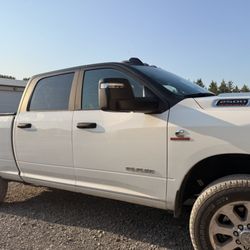 Proclamarte - Customizing roof and columns with black matte wrap of a Truck 2500. Brand new professional look.