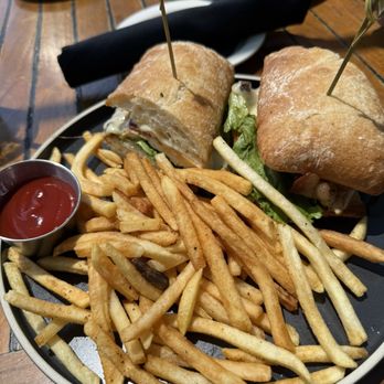 Belmont Brewing - grilled chicken sandwich - Breweries Near Me - Long Beach, California