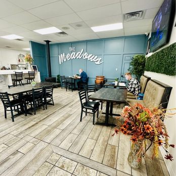 Meadows Frozen Custard - Latrobe - Seating area - Ice Cream & Frozen Yogurt Near Me - Latrobe, Pennsylvania
