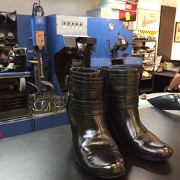 Great service. Hanging out at the counter while my boots dry. Great service. Hanging out at the counter while my boots dry.
