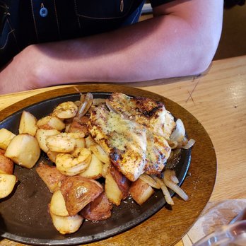 Applebee's Grill + Bar - Chicken and shrimp.. came out sizzling - Sports Bars Near Me - Williston, North Dakota