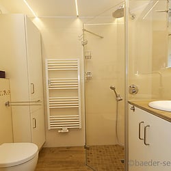Bäder Seelig - Badezimmer mit ebenerdiger Dusche. Barrirefreies Badezimmer mit viel Stauraum