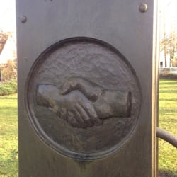 Alter Pferdemarkt - Das Handschlagsymbol an der historischen Pumpe