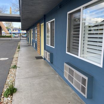 Americana Modern Hotel - Outside was as clean as the inside. - Hotels Near Me - Redding, California Americana Modern Hotel - Outside was as clean as the inside. - Hotels Near Me - Redding, California