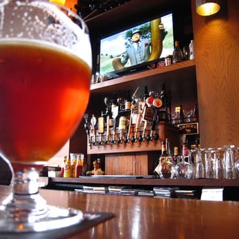 Collins Pub - Glass of Oskar Blues Gordon at the bar - Pubs Near Me - Seattle, Washington