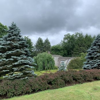 The Mayflower Grace - Blue spruce trees on the grounds ! Also gorgeous OMG - Hotels Near Me - Washington, Connecticut