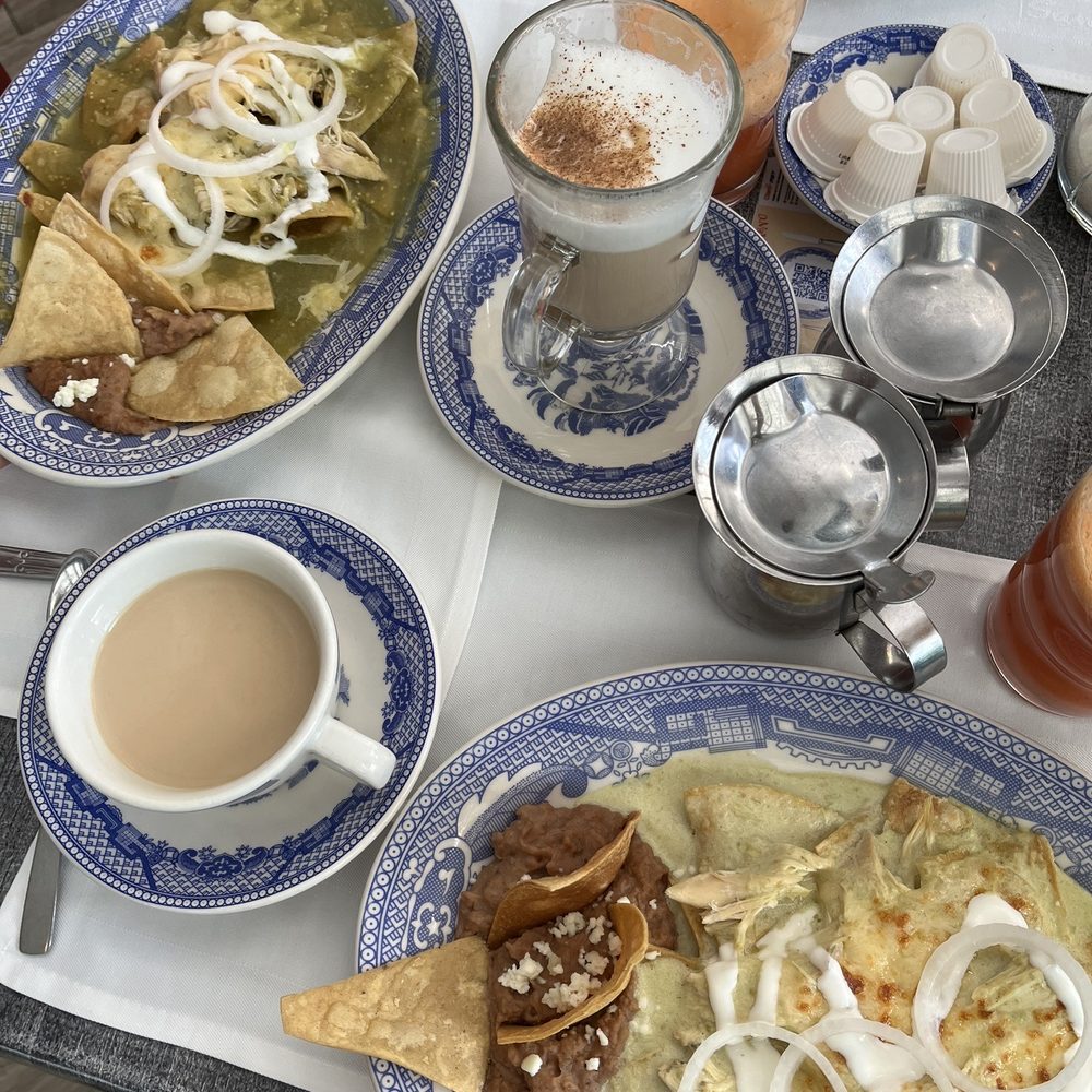 Sanborns - chilaquiles verdes y suizas,  cafe con leche, capuchino, jugo de fresa - Department Stores Near Me - Ciudad de Mexico, DIF