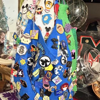 Kailua Pickers - Lots of Disney trading pins - Antiques Near Me - Kailua, Hawaii Kailua Pickers - Lots of Disney trading pins - Antiques Near Me - Kailua, Hawaii