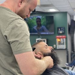 Uptown Barbershop - Beard Sculping by Roman