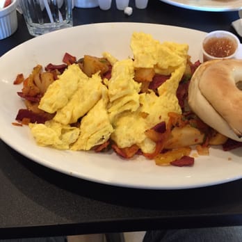 Maple Leaf Diner - Corned beef hash with eggs - American Near Me - Dallas, Texas
