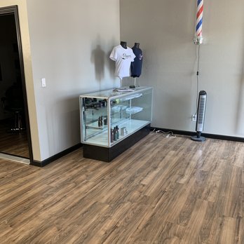 Clippers Barbershop - Waiting room - Barbers Near Me - Tucson, Arizona Clippers Barbershop - Waiting room - Barbers Near Me - Tucson, Arizona