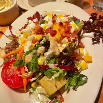 Houston's Restaurant - Traditional salad with thousand island - Steakhouses Near Me - Pasadena, California