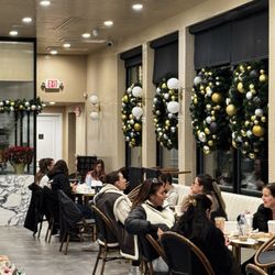 Employees put seats up on the tables with 20 or so minutes left to eat so people didn't stay
