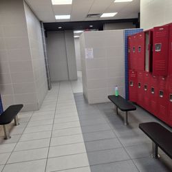Ladies locker room.. this locker room is huge.