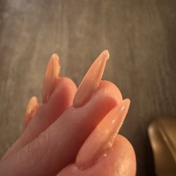 Venetian Nail Bar - Only the pointer finger looks like it's lying flat.