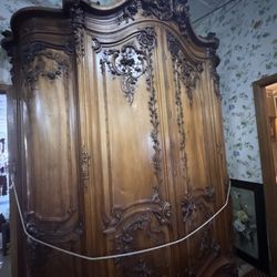 Petersons Antiques - Very huge armoire