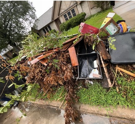 Yard Waste Removal - So you spent time trimming, pulling weeds, and landscaping and now you have a lot of waste in your yard, well. That´s not a problem, with our service of yard removal, we clean all kind of waste that you can have on you yard, you can count on us to make sure that you yard will look great. Yard Waste Removal - So you spent time trimming, pulling weeds, and landscaping and now you have a lot of waste in your yard, well. That´s not a problem, with our service of yard removal, we clean all kind of waste that you can have on you yard, you can count on us to make sure that you yard will look great.