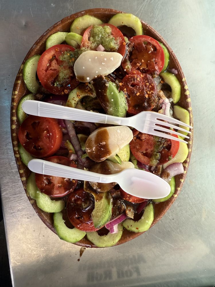 Tacos Y Mariscos Los Cuates Logo