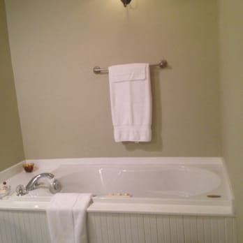 Davie School Inn - White room tub - Bed & Breakfast Near Me - Anna, Illinois Davie School Inn - White room tub - Bed & Breakfast Near Me - Anna, Illinois