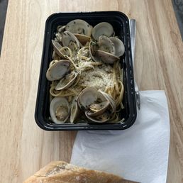 Claims with white claim sauce and Linguine. Claims with white claim sauce and Linguine.