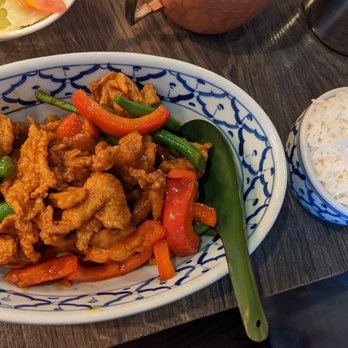 Der Krung - Der krung chicken lunch dish with rice - Thai Near Me - New York, New York