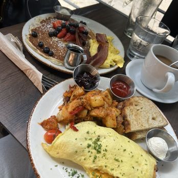 Cafe Vida - Buttermilk Pancakes California Omelette - Breakfast & Brunch Near Me - Culver City, California Cafe Vida - Buttermilk Pancakes California Omelette - Breakfast & Brunch Near Me - Culver City, California