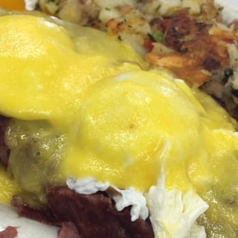La Mesa Bistro - Corned Beef Hasg Benedict - Cafes Near Me - La Mesa, California