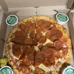 12" Ultimate Pepperoni  with extra garlic Dipping Sauces