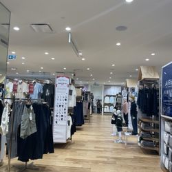 Uniqlo - Inside