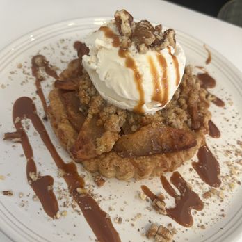 Heaven Creamery Boulder - Apple pie a la mode with vanilla ice cream, dulce de leche, and pecans. - Desserts Near Me - Boulder, Colorado