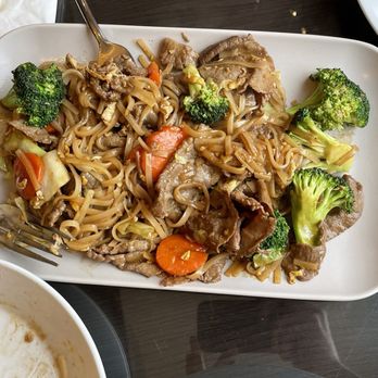 Krob Krua Thai Restaurant - Pad see ew with beef ($21.95) - Thai Near Me - Kamloops, British Columbia