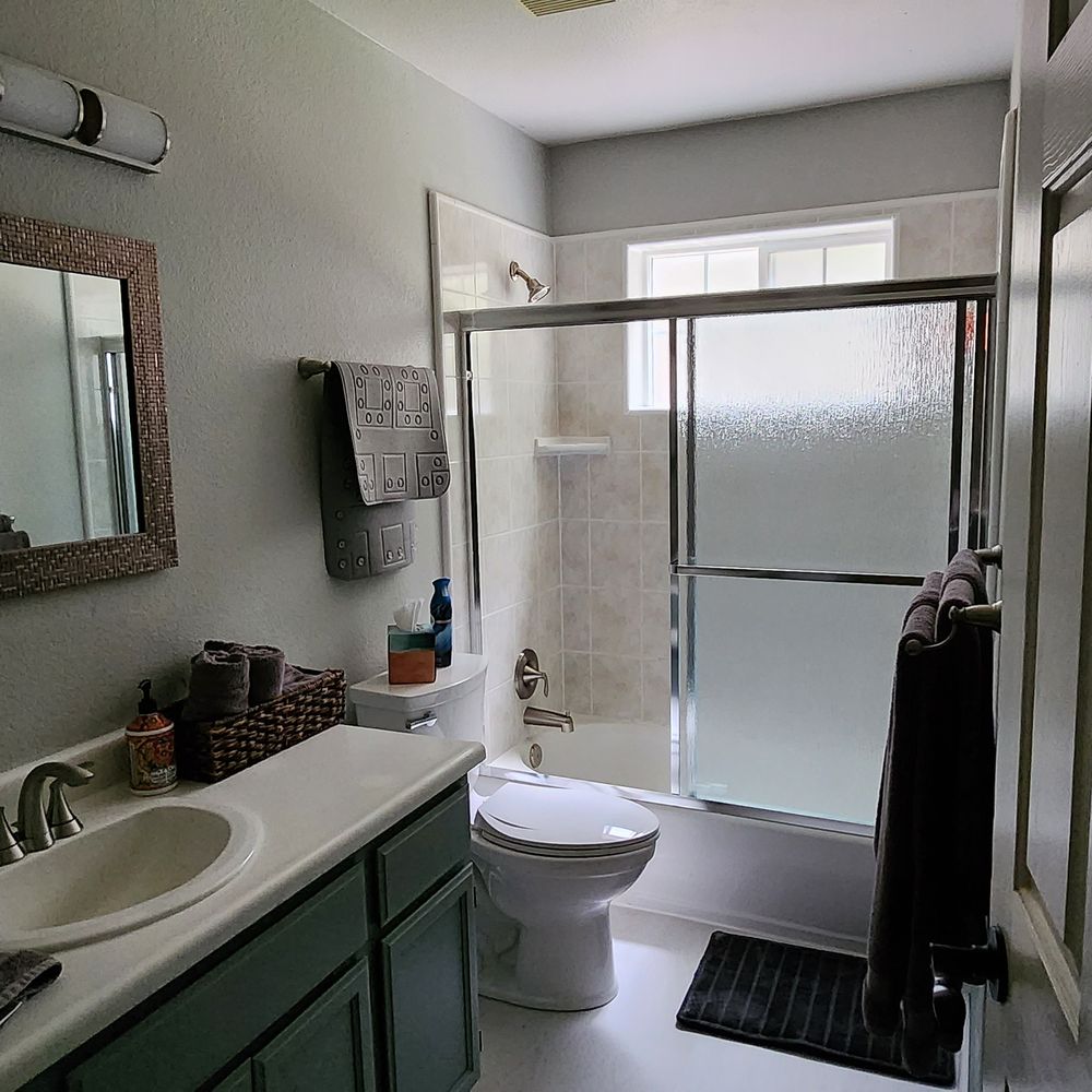 Tall Timbers Bed and Breakfast - Private bathroom in our suite with very good water pressure. - Bed & Breakfast Near Me - Shingletown, California Tall Timbers Bed and Breakfast - Private bathroom in our suite with very good water pressure. - Bed & Breakfast Near Me - Shingletown, California