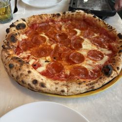 Amore Mío Pizzería - Pepperoni pizza I also give it a 10/10 is juicy has an amazing flavor !