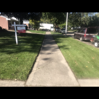 Howard's Lawn - a view of a residential neighborhood - Lawn Services Near Me Howard's Lawn - a view of a residential neighborhood - Lawn Services Near Me