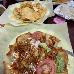 Taqueria El Rey - Skirt steak and pollo taco salad