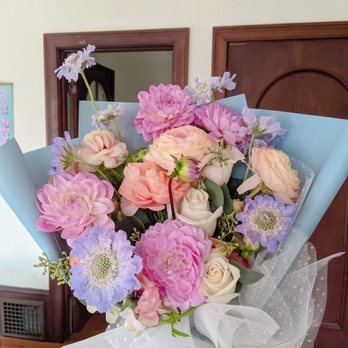 Flower Feelings - Designer's choice bouquet, requested peaches and blues - Florists Near Me Flower Feelings - Designer's choice bouquet, requested peaches and blues - Florists Near Me