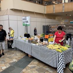 Farmers Market - Windward Mall - This vendor is not honest.