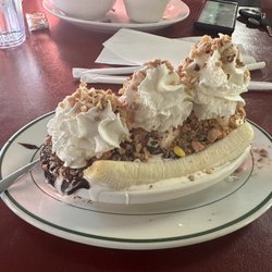 Blue Line Diner - Banana split M&M's and Butterfinger