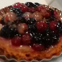 Pâtisserie Jean - Total beeriges Beerentörtchen mit hammergebuttertem Mürbteigboden.