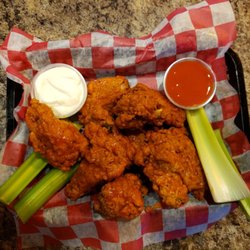 Zee's Sports Bar And Grill - Wings