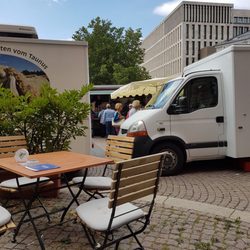 Wiesbadener Wochenmarkt - Mit ner Currywurst etwas abseits sitzen und genießen